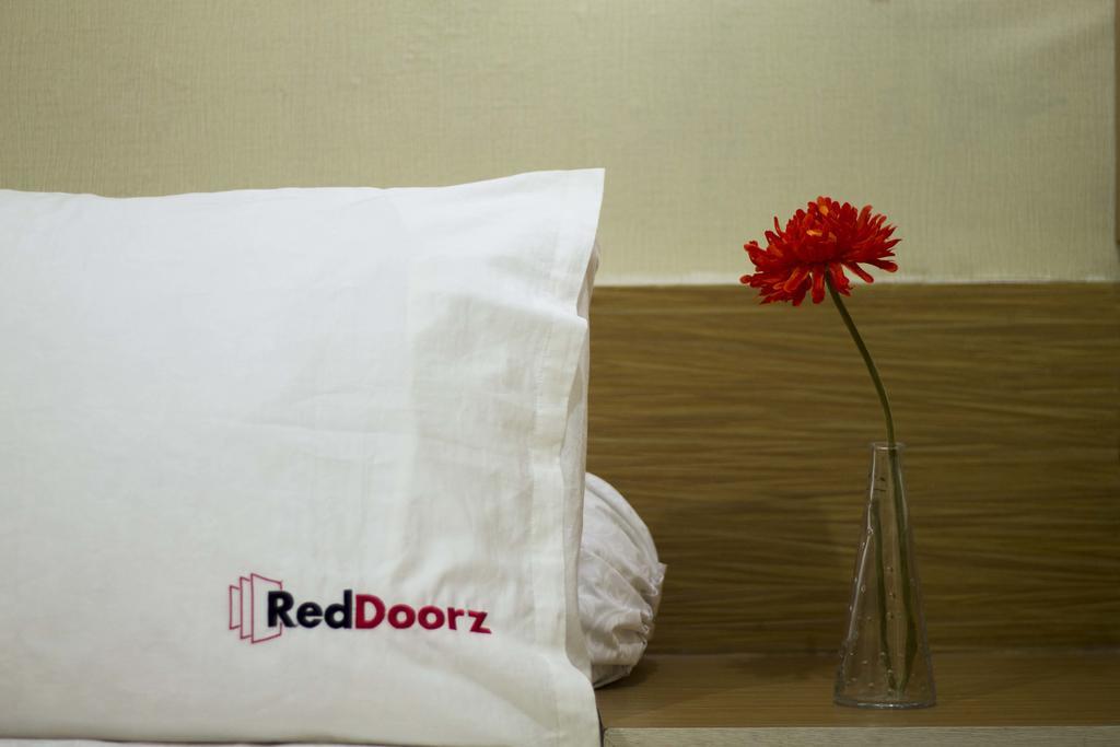 Отель Reddoorz @ Legian Street Кута Экстерьер фото